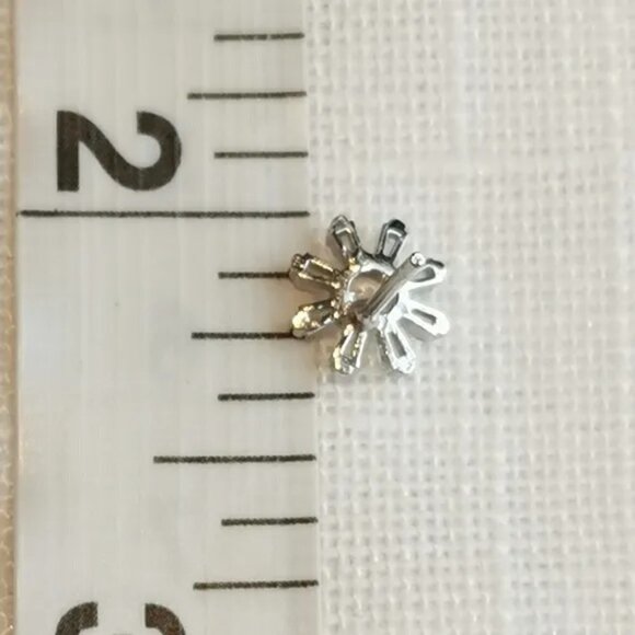 DAISY flower Sterling silver cz stud earrings - Picture 3 of 5